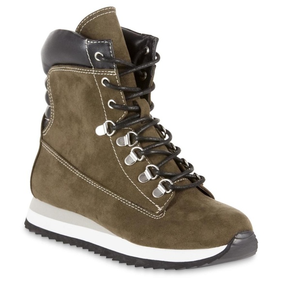 Shoes - 🏆HP🏆 Size 5 Ankle Boot